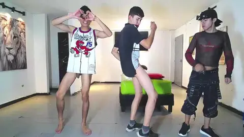 Sexo em grupo quente com cam boys no Gnecos Tube