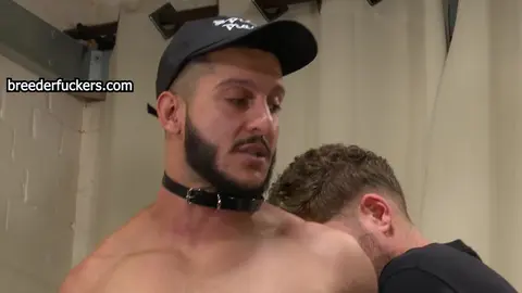 Arabischer Pizzabote wird benutzt und vollgespritzt