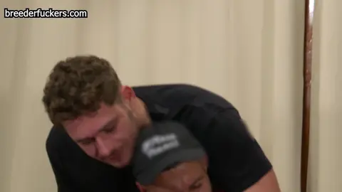 Arabischer Pizzabote wird benutzt und vollgespritzt