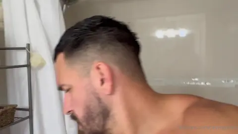 Tipo etero: solo sotto la doccia