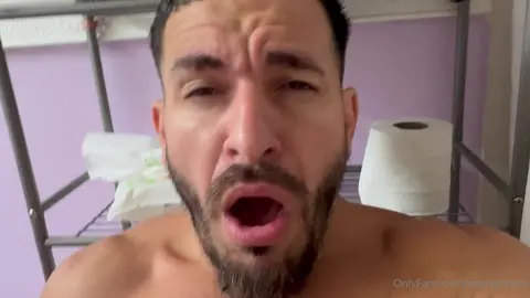 Tipo etero: solo sotto la doccia