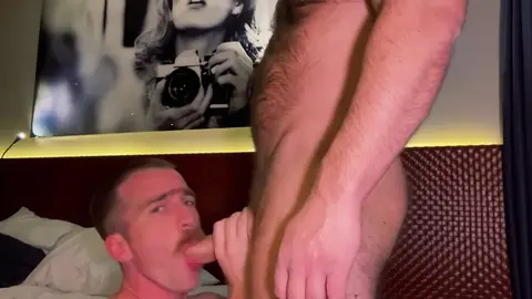 Tío macho le folla la garganta y se corre bien adentro