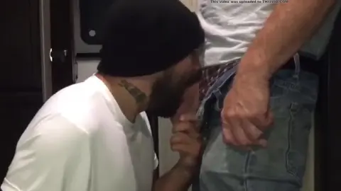 Chupam o pau enorme e grosso do daddy