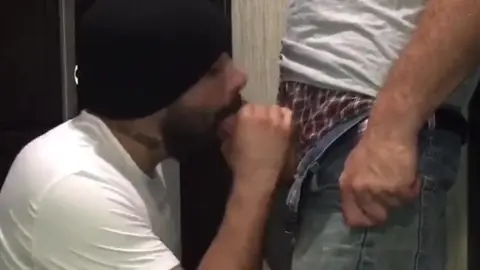 Succhiano il cazzo enorme e grosso al daddy