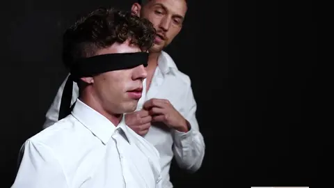 Jack Valor, Ethan Sinns – Nur ein Weg, sich zu beweisen – Augenbinde, gefesselt und nackt