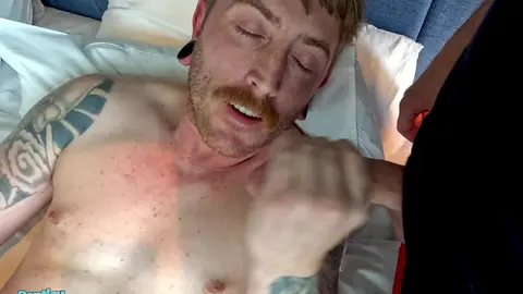 Luke Brenner zieht sich für sein erstes Video aus