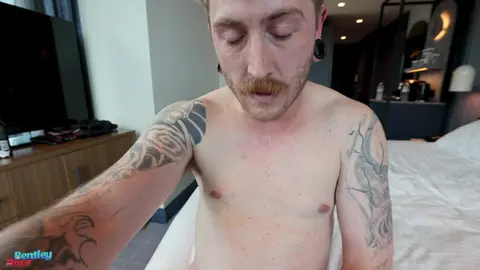 Luke Brenner tira a roupa no seu primeiro vídeo