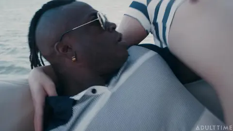 Femboy marinheiro – O namorado bem dotado mete forte no convés