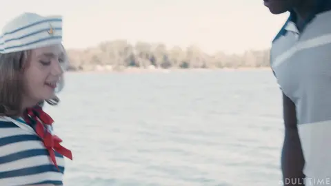 Femboy soumis – Son mec bien monté le démonte sur le pont