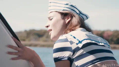 Femboy marinaio – Il ragazzo superdotato se lo scopa sul ponte