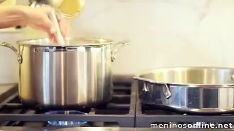 Twink Austin Lock wichst vor der Webcam und schluckt seine Ladung