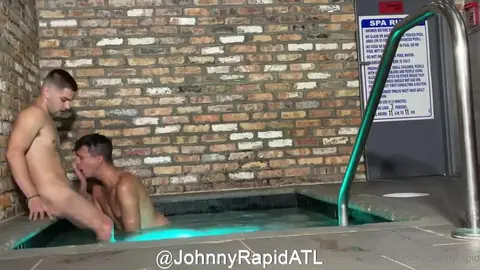 Johnny in piscina 2