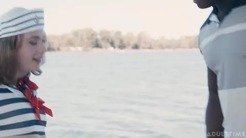 Femboy marinaio: il BF big-dicked gli fa ballare la barca