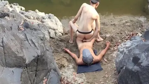 Pareja latina follando al aire libre