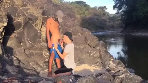 Pareja latina follando al aire libre