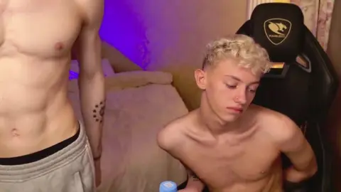 Show cam hot con il twink LeonLure