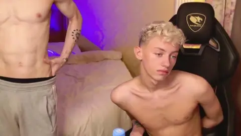 Show cam hot : twink camboy LeonLure