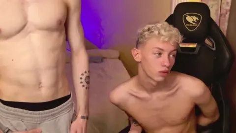 Show cam hot con il twink LeonLure