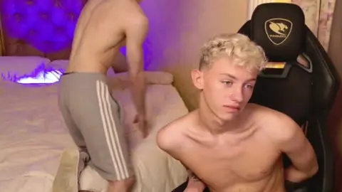 Show de cam hot con el twink LeonLure