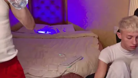 Casal de twinks sexy na cam – JerryLucky