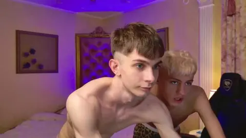 Twinks chauds en webcam à la maison – JerryLucky
