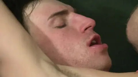 Dos ejecutivos se ponen calientes en la oficina