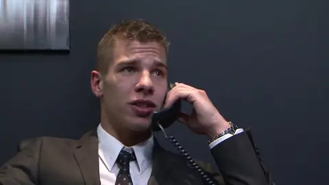 Jefe trajeado y su empleado