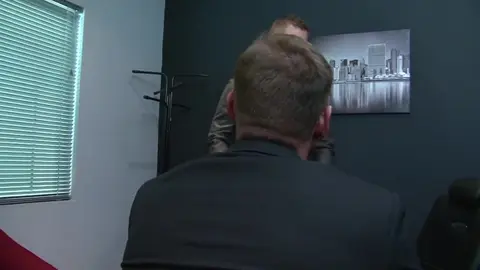 Boss in giacca e cravatta e il suo dipendente