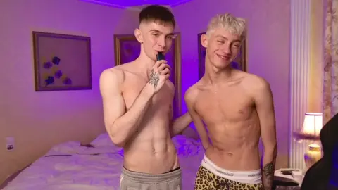 Couple de twinks bien chauds
