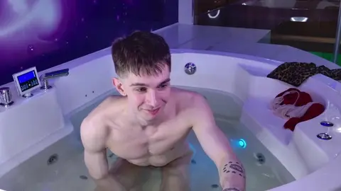 Casal sexy no jacuzzi: twinks tarados (JerryLucky)