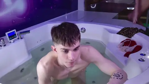 Pareja sexy en el jacuzzi: twinks cachondos (JerryLucky)