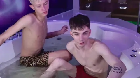 Pareja sexy en el jacuzzi: twinks cachondos (JerryLucky)