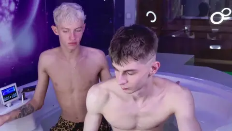 Sexy Paar im Jacuzzi: geile Twinks (JerryLucky)
