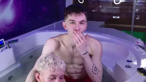 Casal sexy no jacuzzi: twinks tarados (JerryLucky)