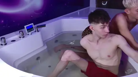 Coppia sexy in jacuzzi: twink arrapati (JerryLucky)