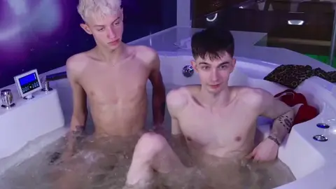 Coppia sexy in jacuzzi: twink arrapati (JerryLucky)