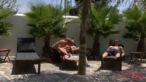 Rich e Chris si danno il cambio per sfondare il culo stretto di Dan