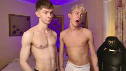 Pareja de twinks sexy en casa – JerryLucky