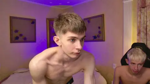 Casal de twinks sexy em casa – JerryLucky