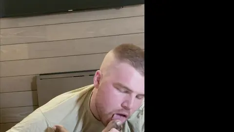 Le sub blanc suce des orteils