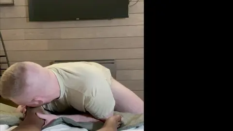 Sub bianco succhia dita dei piedi