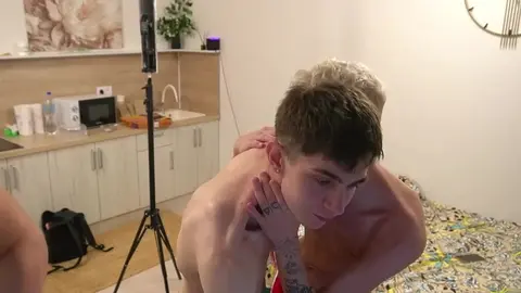 Gangbang di twink a casa con JerryLucky