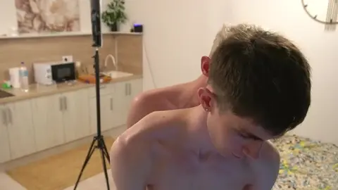 Gangbang di twink a casa con JerryLucky