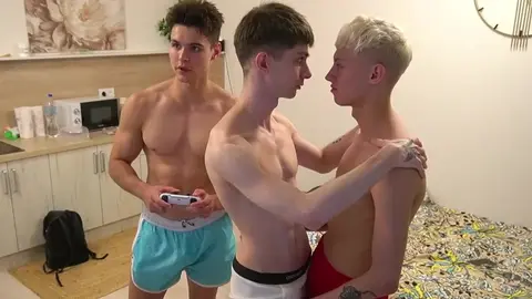 Gangbang di twink a casa con JerryLucky