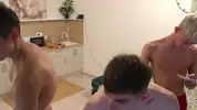 Gangbang de twinks à la maison avec JerryLucky