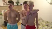 Gangbang de twinks à la maison avec JerryLucky