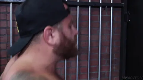 Knast-Privilegien: Schwer zu kommen! (Armando de Armas & Riley Mitchel) - MenOver30