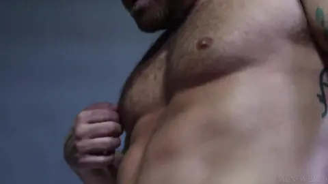 Privilegios en prisión: ¡cuesta correrse! (Armando de Armas & Riley Mitchel) - MenOver30