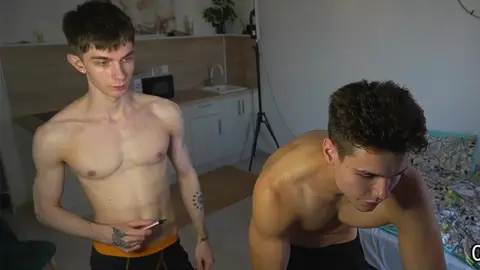 Sessão em grupo de twinks tarados com amigos – camboys JerryLucky