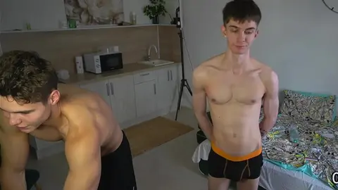 Sessione di gruppo di twink arrapati tra amici – camboys JerryLucky